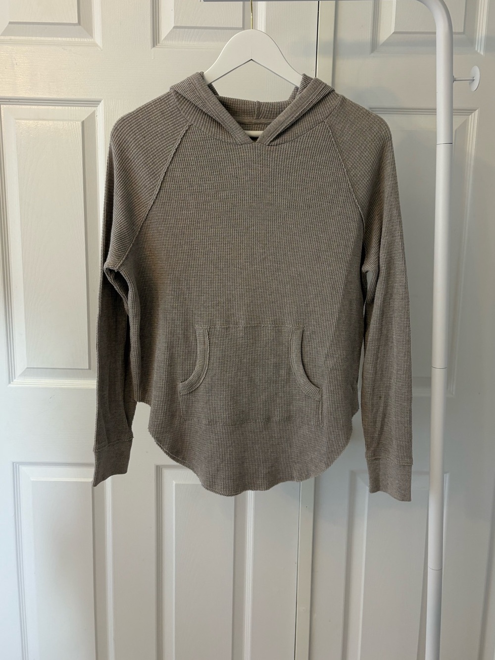 Aritzia TNA Taupe Oversized Long Sleeve Waffle Knit Hoodie Top Size Extra Small